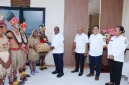Gubernur Papua Tengah Meki Fritz Nawipa menyerahkan bantuan laptop bagi peserta didik di Nabire, Rabu (21/1/2026) - Humas Setda Pemprov Papua Tengah