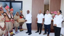 Gubernur Papua Tengah Meki Fritz Nawipa menyerahkan bantuan laptop bagi peserta didik di Nabire, Rabu (21/1/2026) - Humas Setda Pemprov Papua Tengah